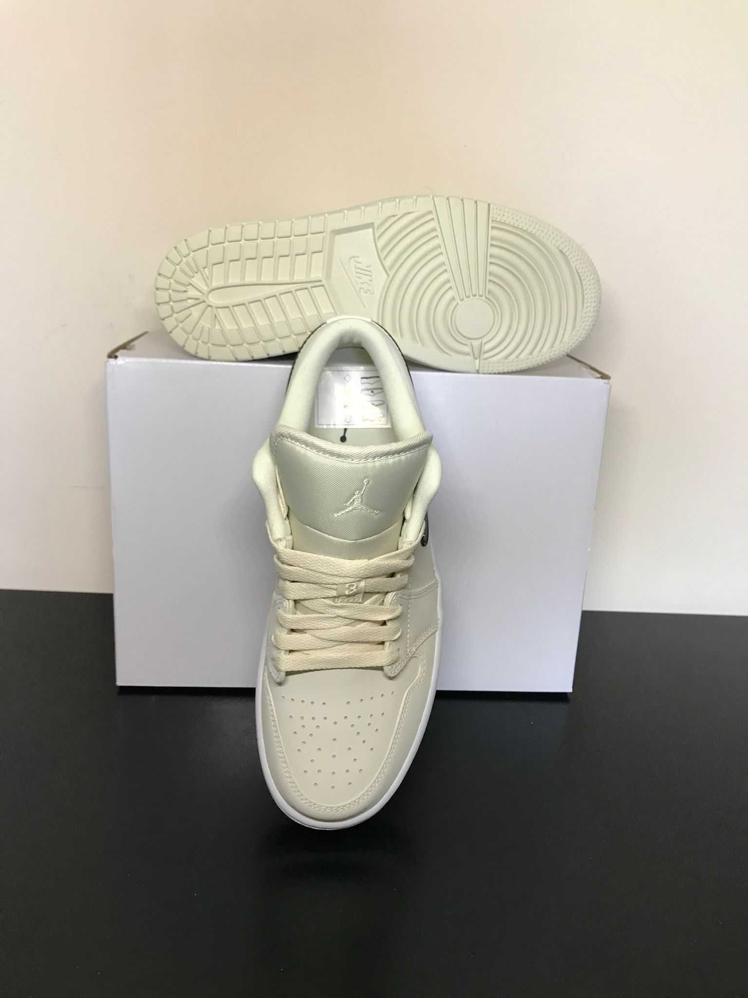 Jordan 1 Mid Coconut Milk - EU38.5 - 730RON