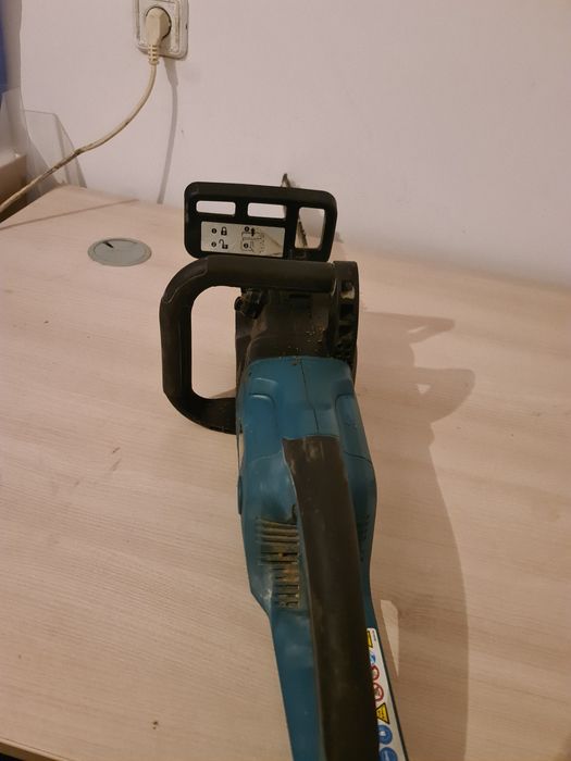 Drujba electrica cu fir Makita