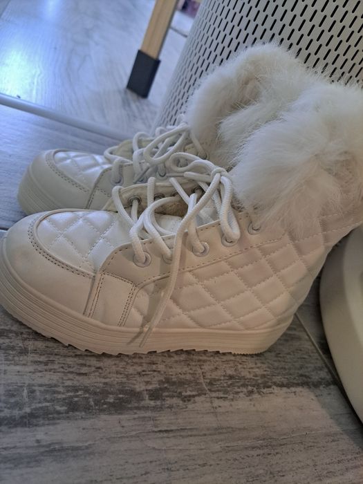 Бели детски ботушки