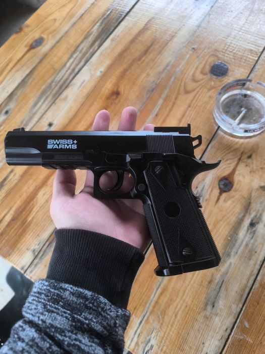 Пистолет CO2 Swiss Arms
