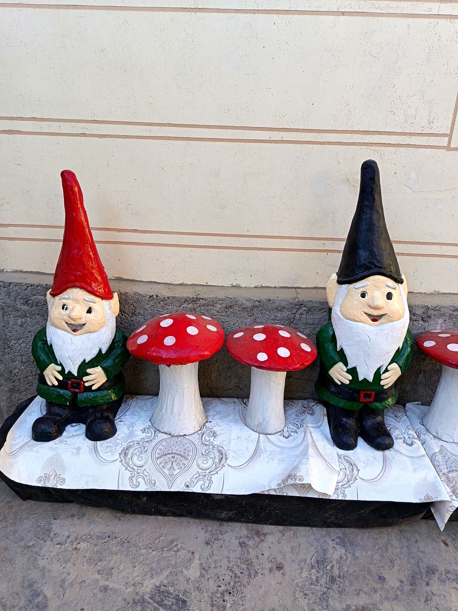 Gnomcha qoziqorin va boshqa haykalchalar