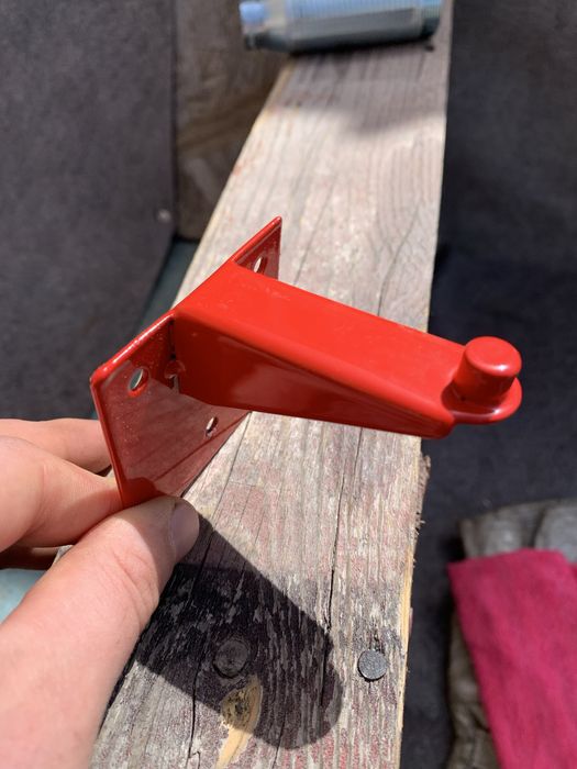 Стойки за пожарогасители за стенен монтаж