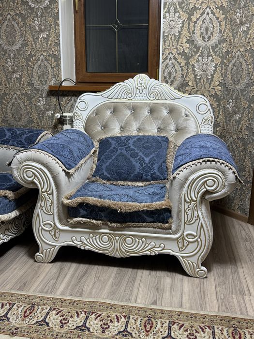 Диван с двумя креслами