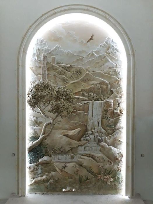 Rassom,Xudojnik,Devorga bo'rtma rasm.