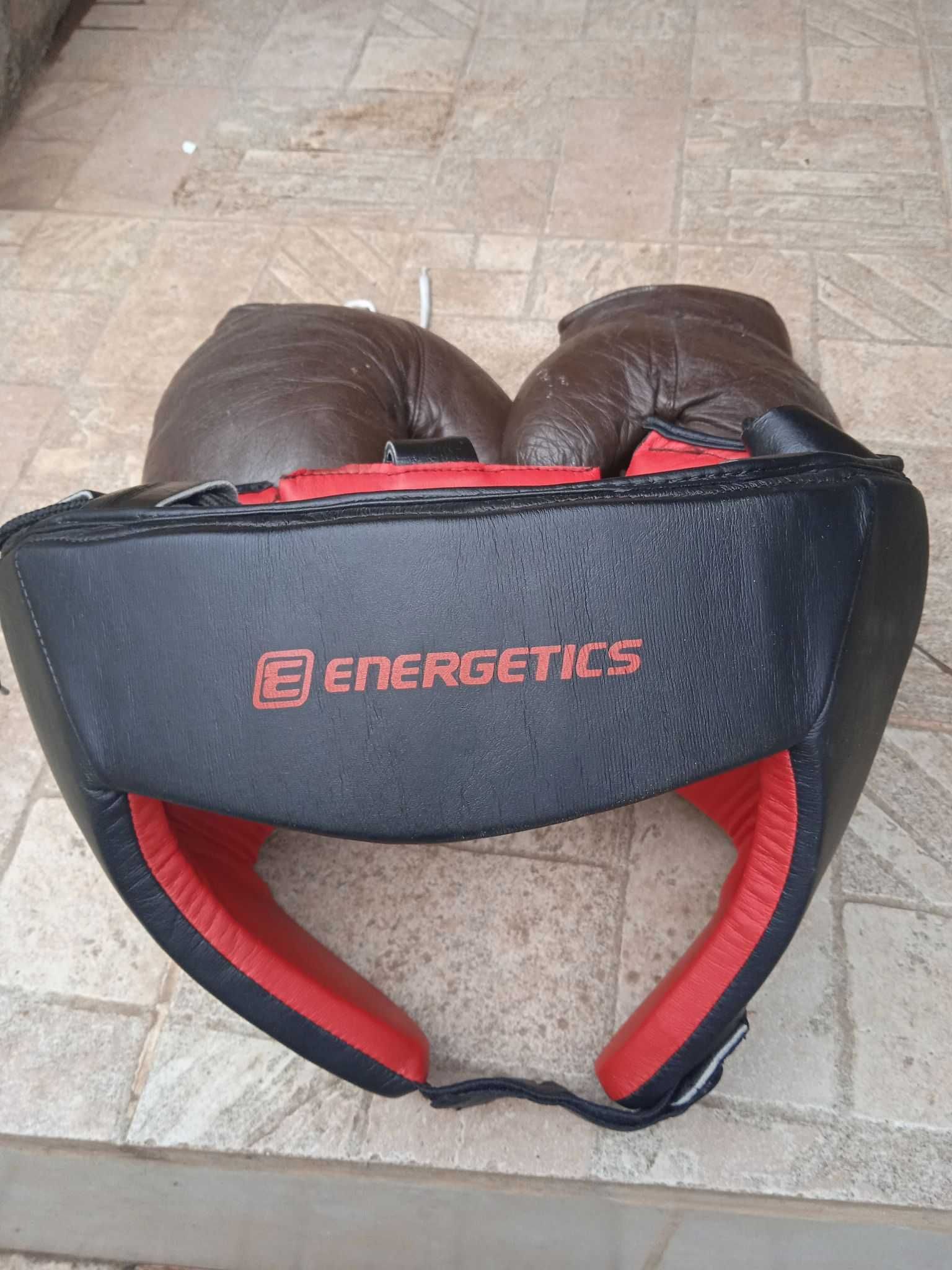 Стари боксови ръкавици и шлем Energetics