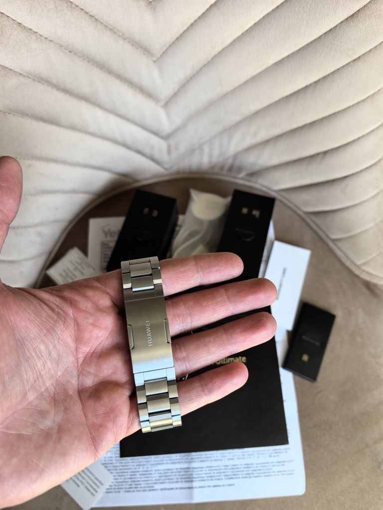 Син Huawei Watch Ultimate titanium с гаранция Yettel.