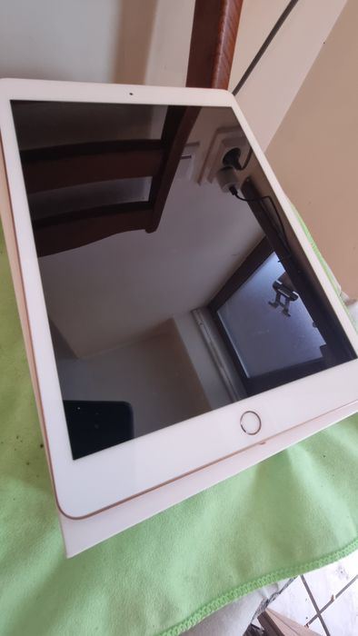 Vând Ipad 8th generation 2020 128Gb wifi