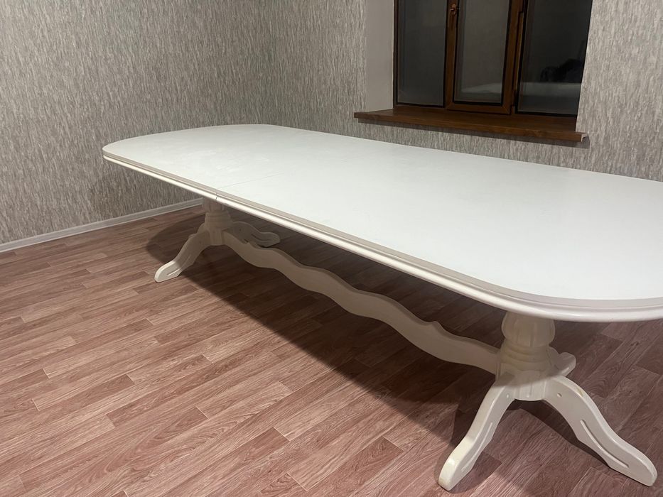 Продам стол для гостиной (без стульев)