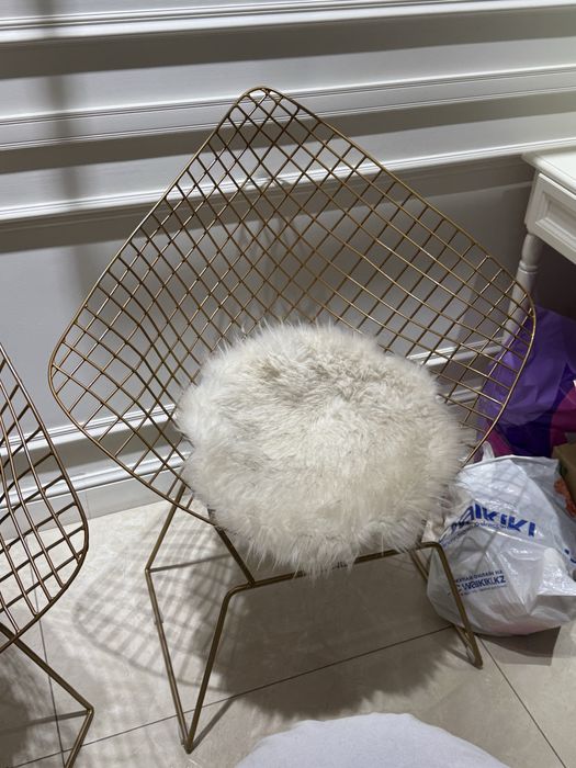 Продам 2 стула за 40.000, торг уместен