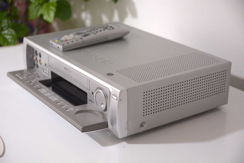 Videorecorder,Video recorder D-VHS Thomnson.