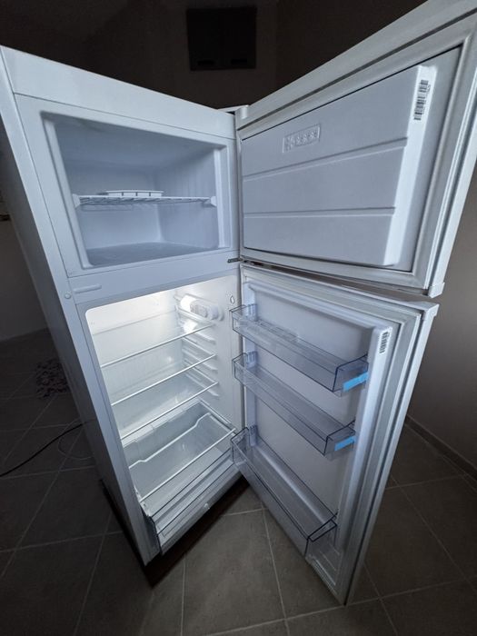 Хладилник с фризер Crown