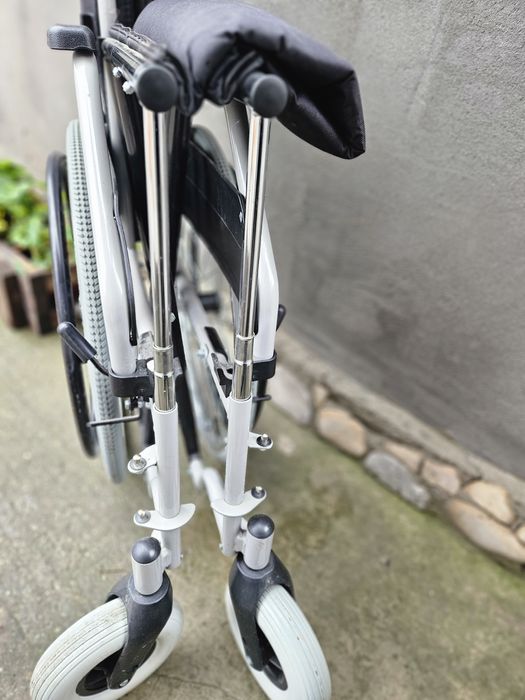 Scaun cu rotile nefolosit