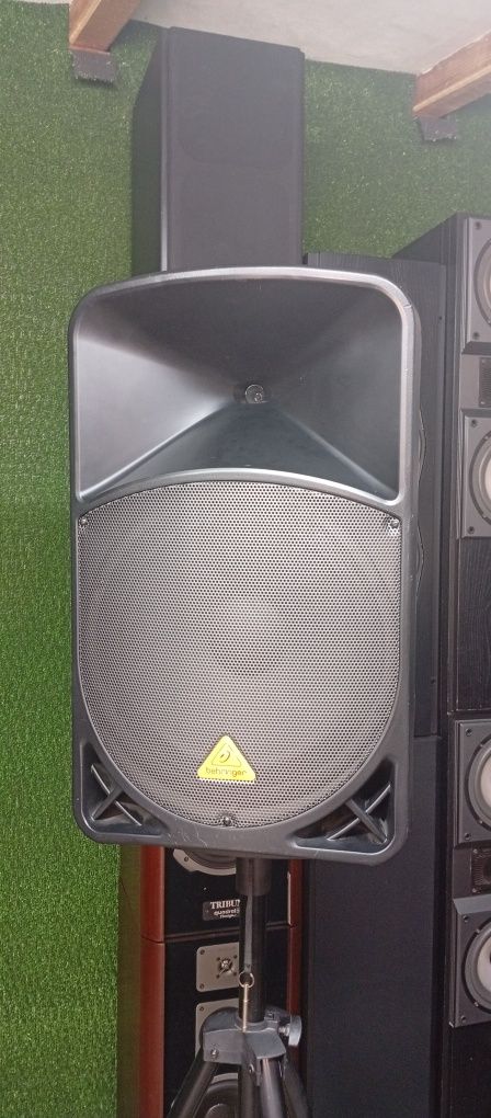 Професионална активна тонколона 15-ка BEHRINGER B-115