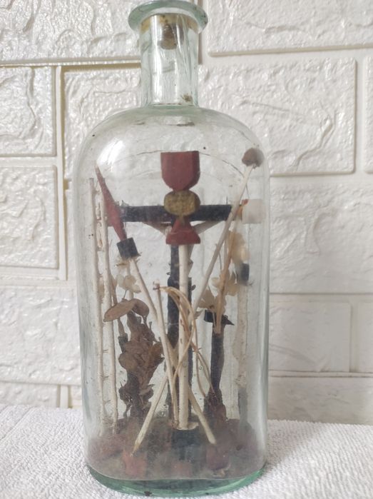 Sticlă antică sculptată manual, cu crucifix, inceputul anilor 1900