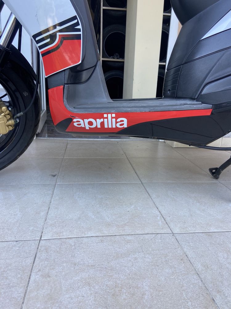 Скутер Aprilia