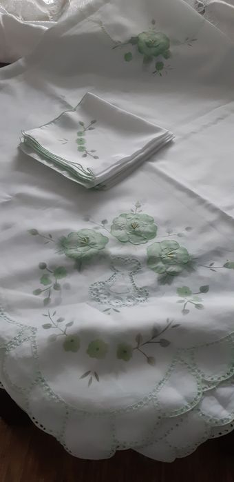 Продам шелковую скатерть для стола размер 3 метра за 3000 тенге.