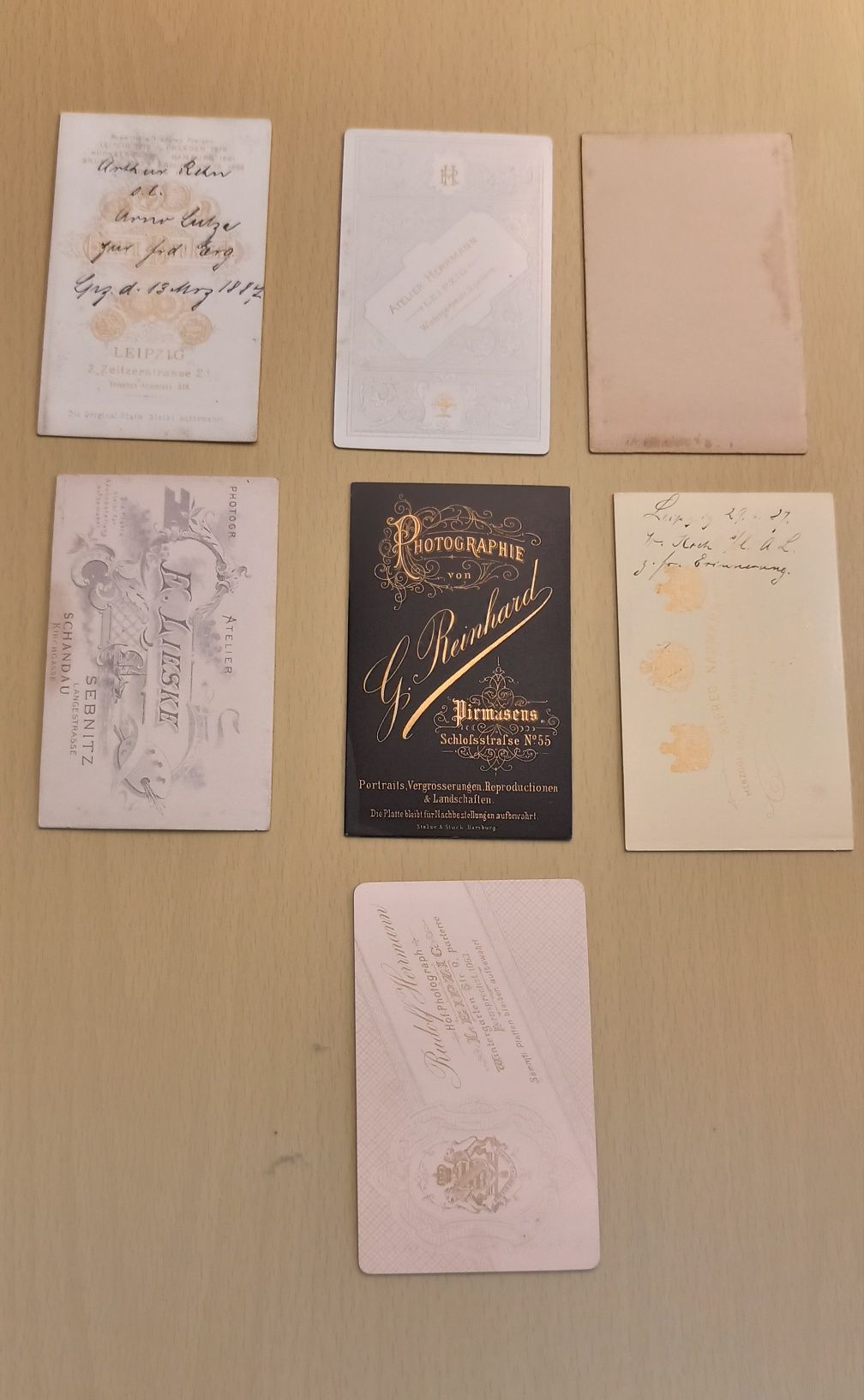 Vând fotografii  cartonate cdv format 10,5*6,5 ,anii 1887-1889