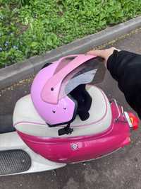 Розовый мото-шлем
