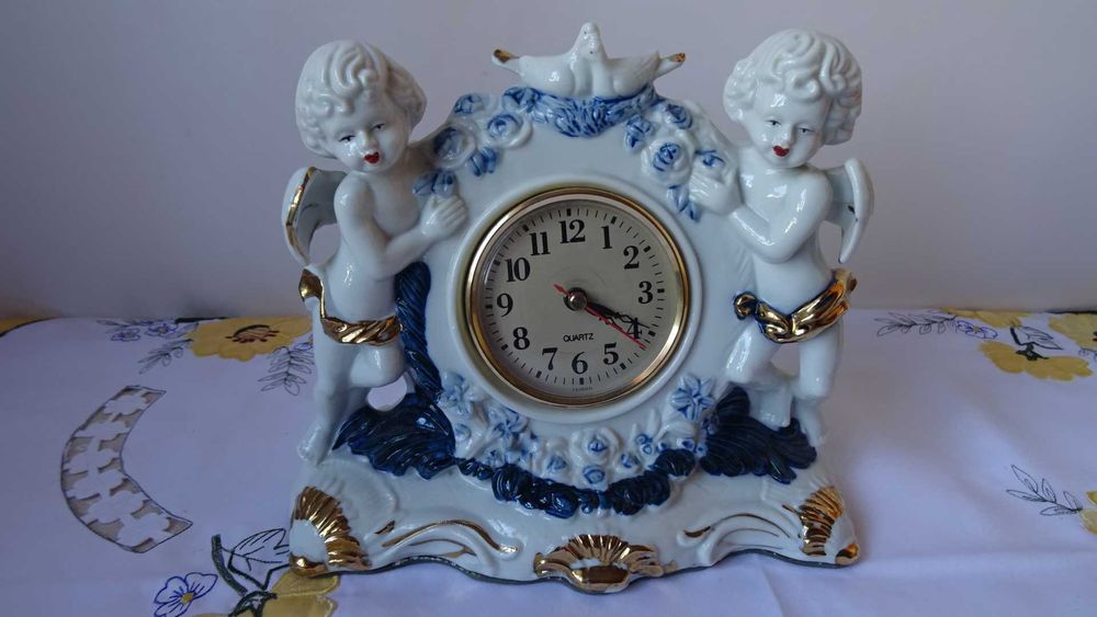 Порцеланов настолен часовник  с херувими и гълъби.