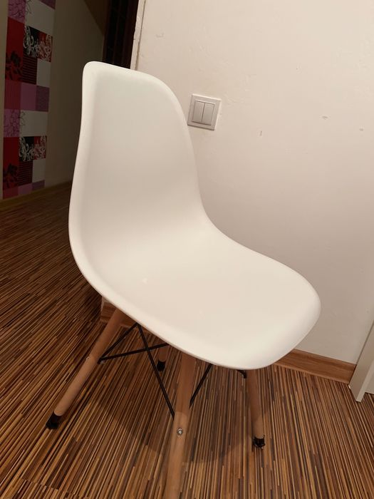 Стол и стулья. Состояние хороший.