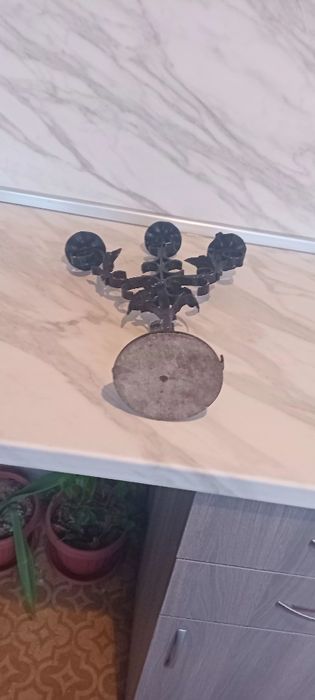 Голям кован метален свещник.