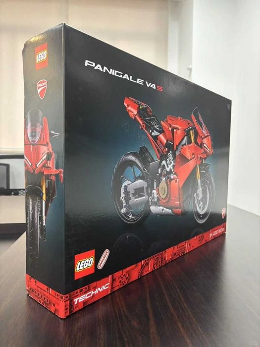 LEGO Technic - Motocicleta Ducati Panigale V4 S 42202, 1603 piese