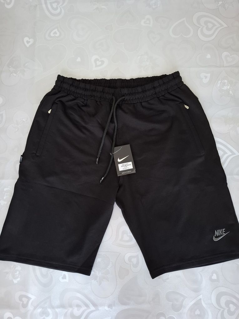 Reducere pantaloni scurți de barbat de la 80 lei la 60 lei
