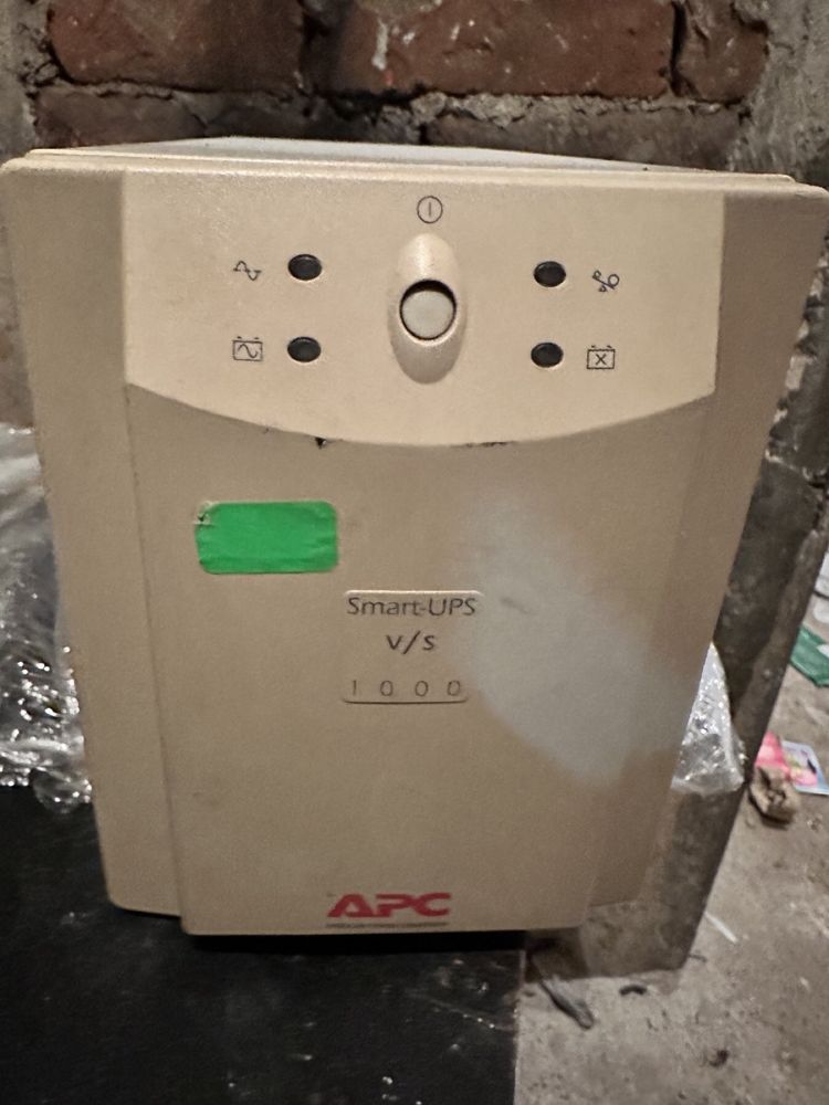 APC 1000 VA UPS идеален за работа