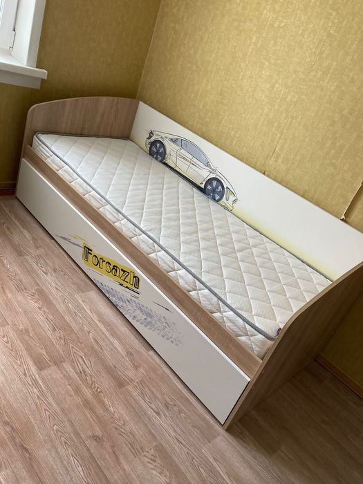 Кровать с матрасом (состояние новой )