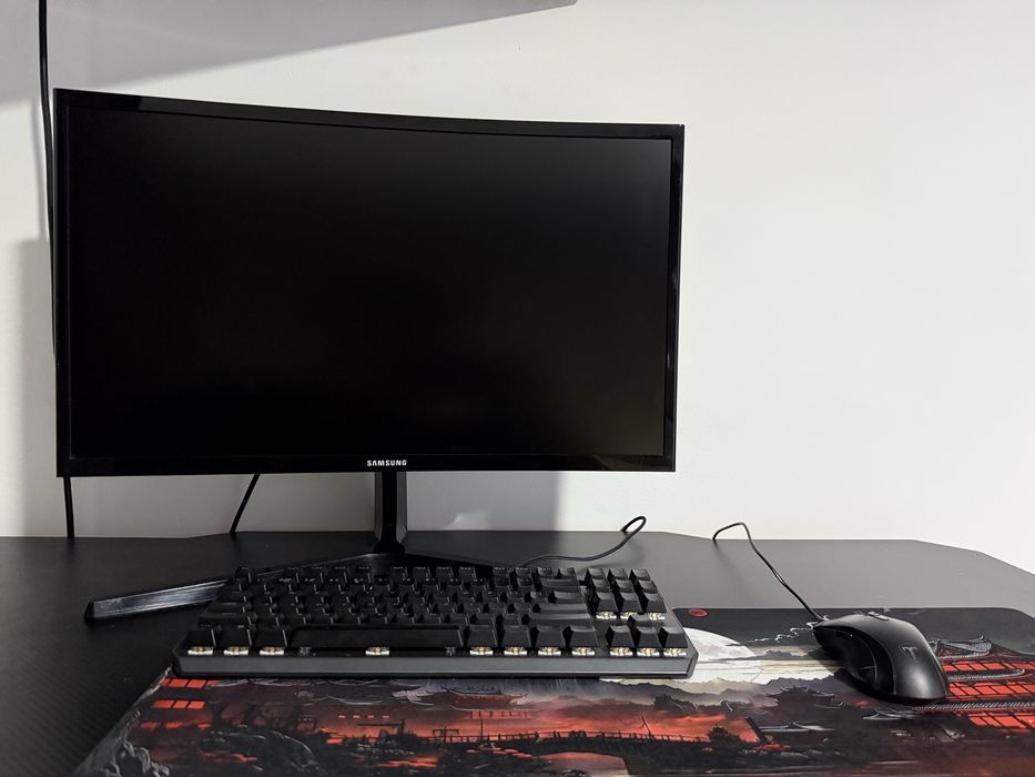 Monitor Samsung, curbat. LED, Freesync, VA, Mat, timp de răspuns 4ms.
