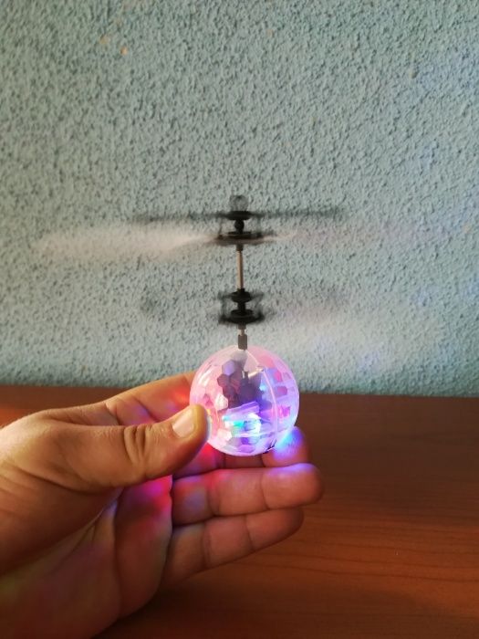 Bila disco zburatoare "Powerful levitating sphere"