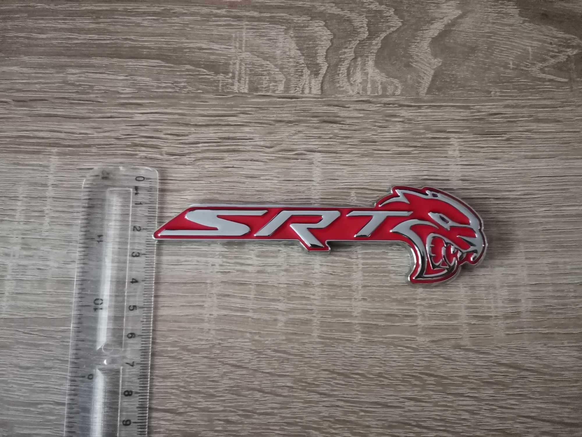 SRT Hellcat сребристо с червено емблема дясна