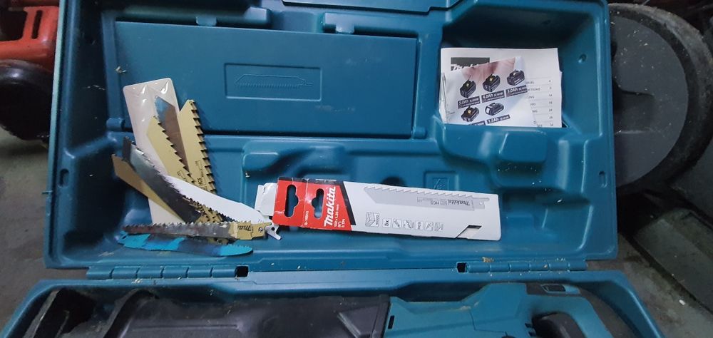 Pachet makita fierăstrău sabie ,+2 acumulatori+incarcator