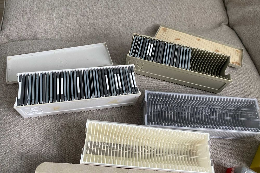 Set Diapozitiv cu suporti si casete diapozitive tot ce se vede in poze