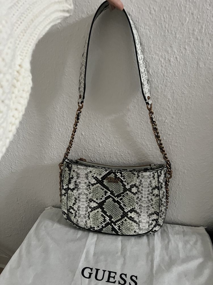 Guess чанта оригинална