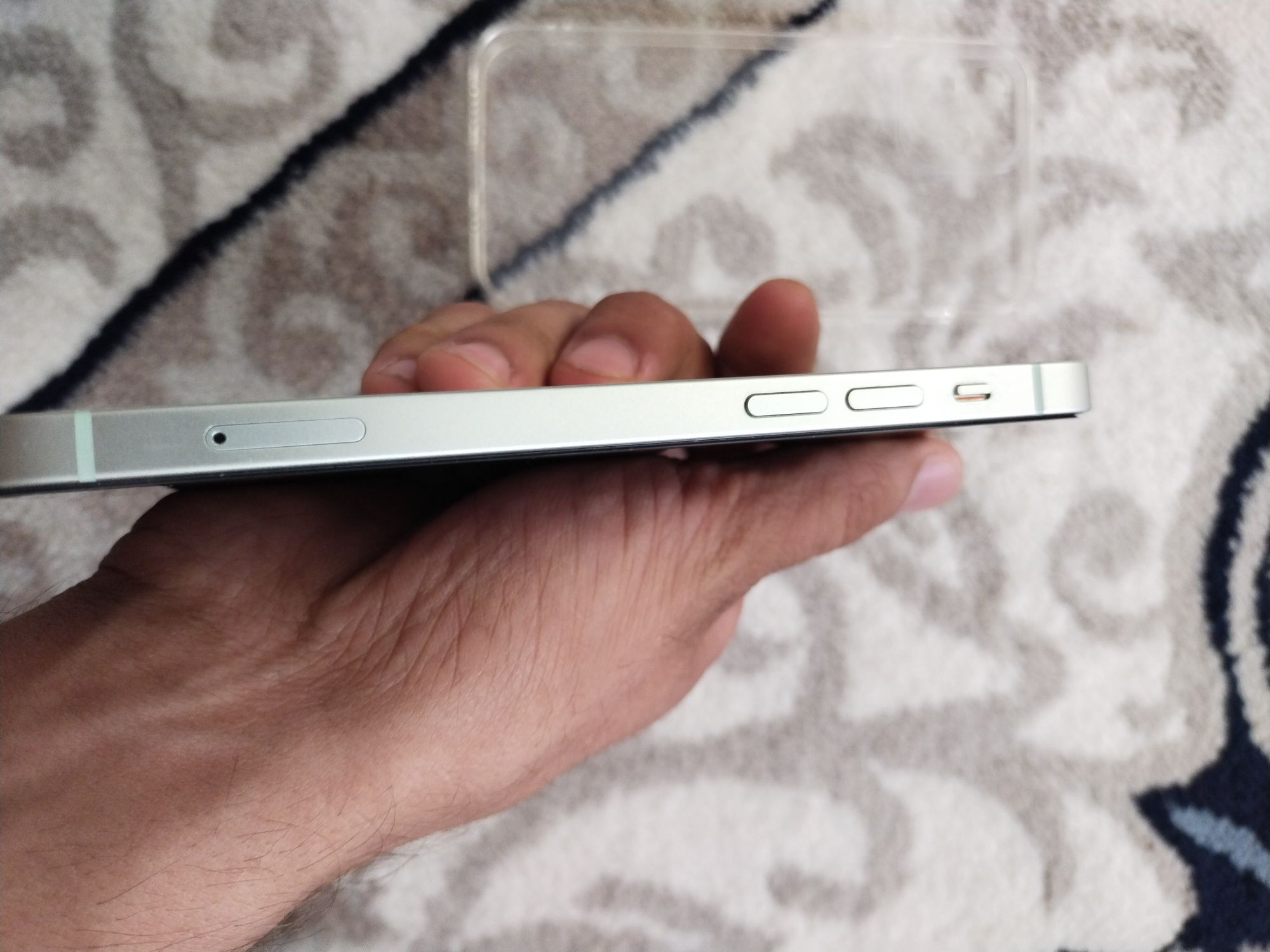 Iphone 12 sotiladi