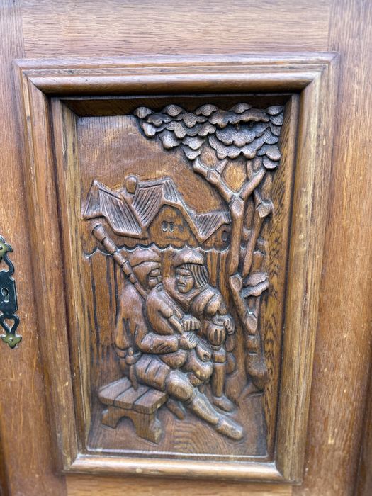 Шкаф с богата дърворезба и декоративна горна надстройка