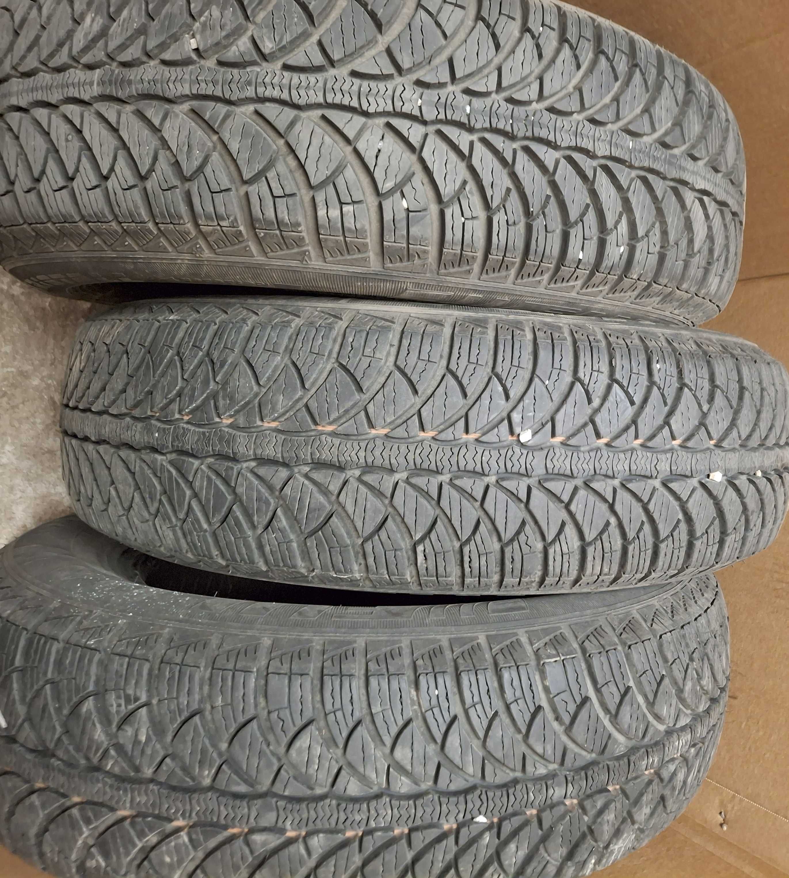 Зимни гуми : 4 бр. 225/50/17 и 3 бр. 175/70 R14