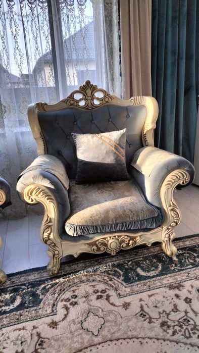 Диван с двумя креслами