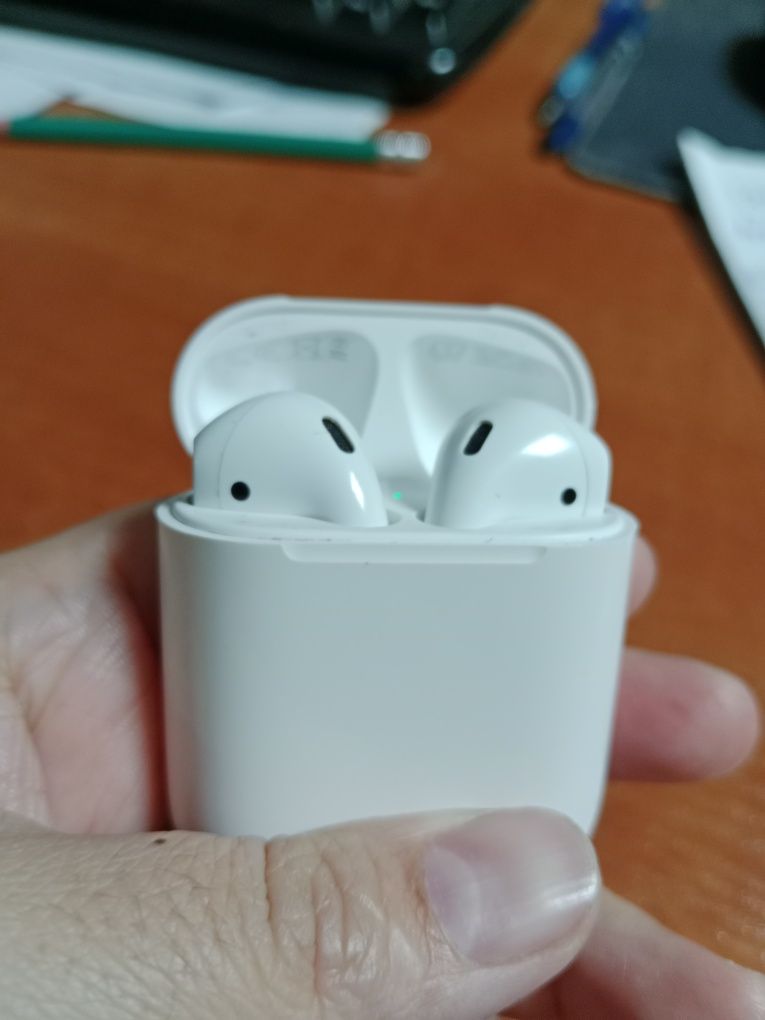 Наушники AirPods