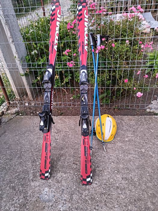 Schiuri cu clăpari , bețe și cască