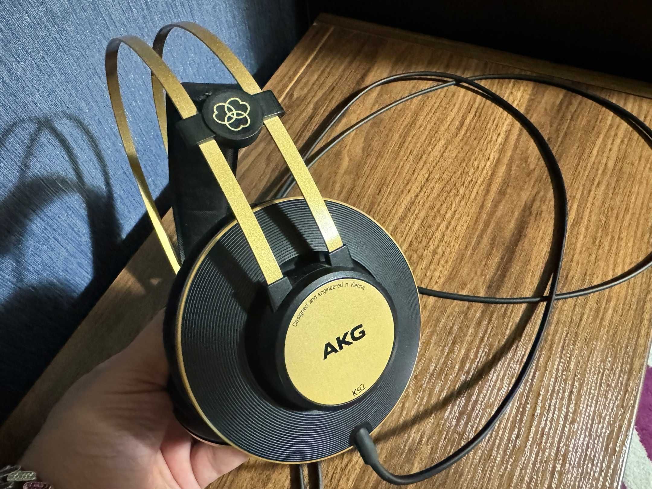 Наушники закрытого типа AKG K92