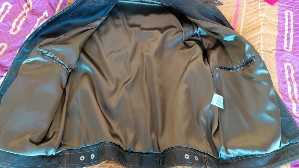 Продавам мъжко кожено яке.