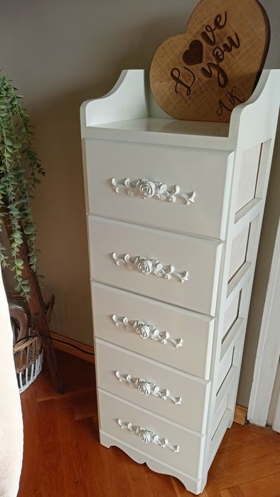 Винтидж шкафче с декоративни елементи