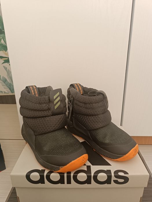 Апрески/боти за момче Adidas, номер 26