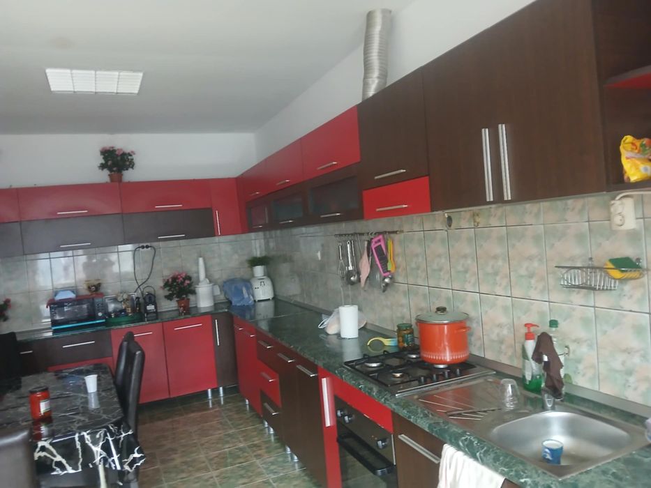 Bucătărie și masă cu scaune