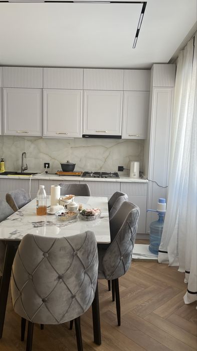 Продам керамогранитный стол и стулья Б/У