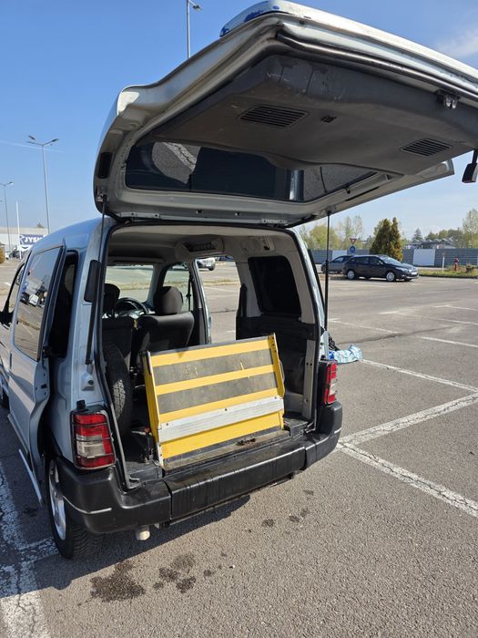 Vand Peugeot Partner cu rampa petru persoane cu dizabilitati