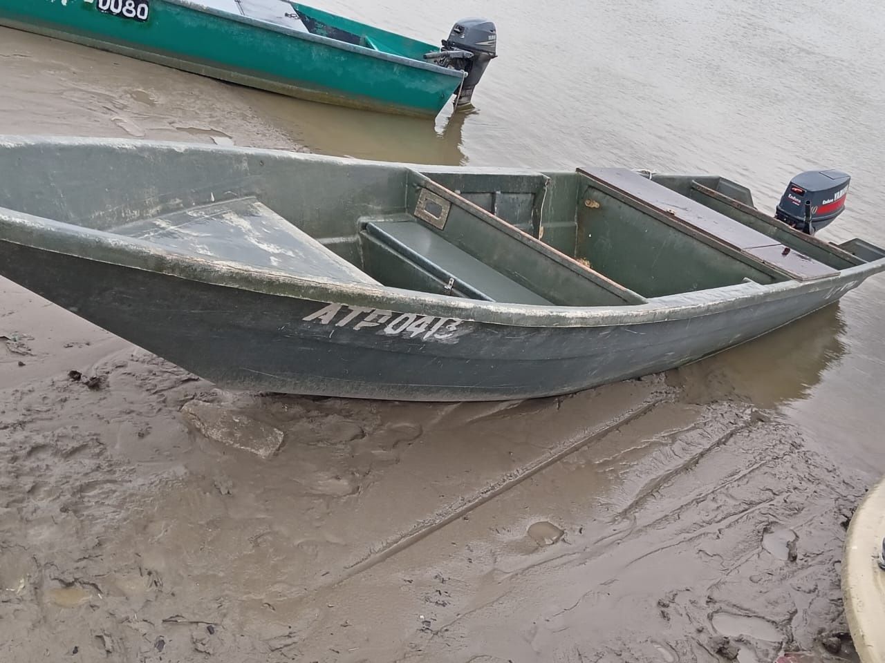 Матор с лодкой на ходу