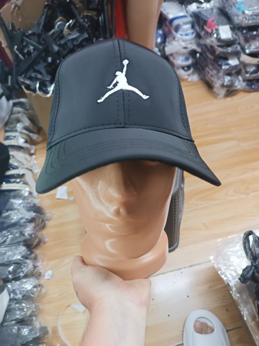 Șapcă noua jordan alba si neagra